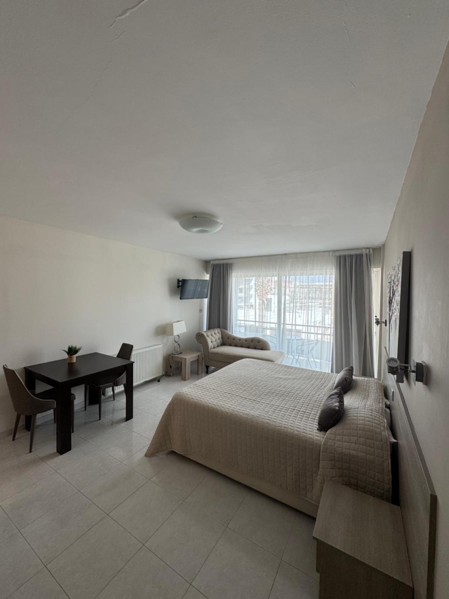 Marianna Hotel Apartments Limassol Bagian luar foto